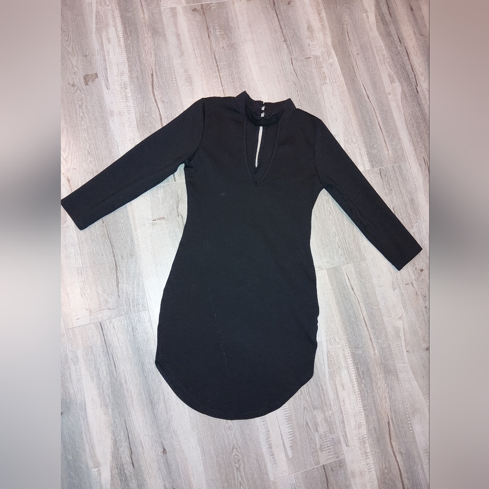 Elegant Black Bodycon Dress With Curved Hem + Keyhole Neckline